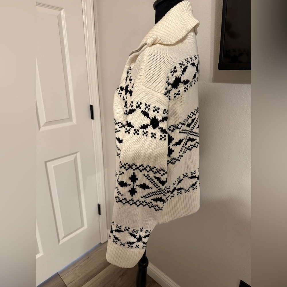 Vici Black and White Patterned V-Neck Sweater - Picture 4 of 8